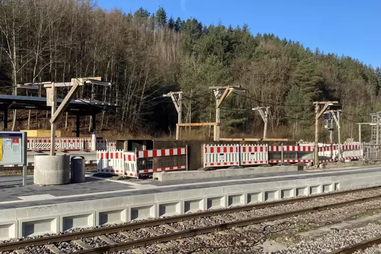 Das historische Dach des Bahnhofs ist abgebaut. Es soll 2025, wenn die St&uuml;tzen saniert sind, wieder aufgebaut werden. 