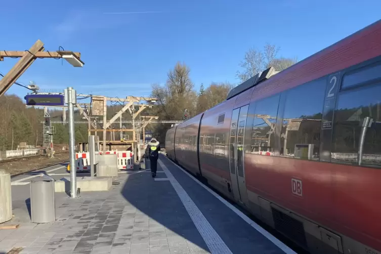 Die vier sanierten Bahnsteige werden bereits genutzt. 