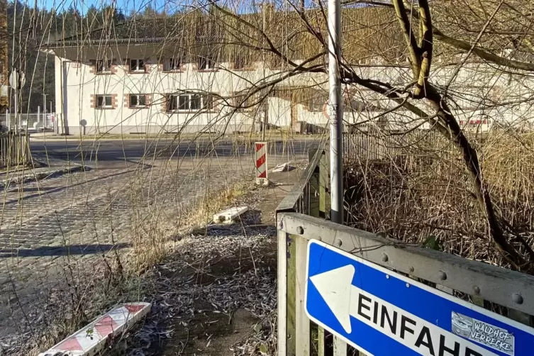 Das Bahnhofsgeb&auml;ude liegt in einem Dornr&ouml;schenschlaf.