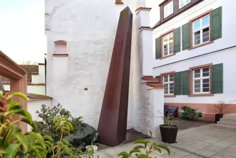 „Paraphrase auf ein geschichtsvergessenes Zeitverständnis“: Künstler-Meinung zur Obelisk-Skulptur hinter dem „Residenz“-Hotel. „Paraphrase auf ein geschichtsvergessenes Zeitverständnis“: Künstler-Meinung zur Obelisk-Skulptur hinter dem „Residenz“-Hotel.