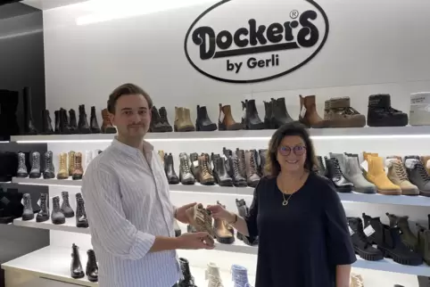 Die Ideen für die neuen Schuh-Kollektionen werden am Firmensitz in Merzalben entwickelt, erzählen Marc und Simone Grossmann. 