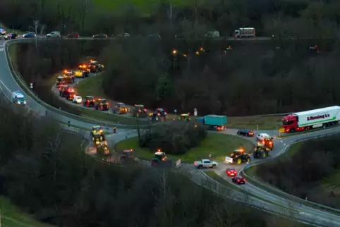 Auf dem Weg zur Großkundgebung in Ludwigshafen: Landwirte mit ihren Fahrzeugen am Kreisel zwischen Schwegenheim und Lingenfeld. 