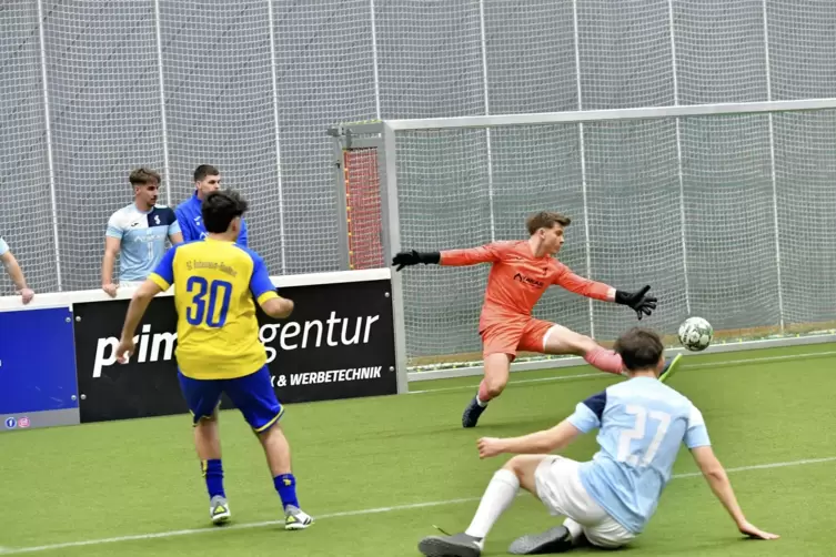  Sandro Lopez Maus (Bobenheim-Roxheim) trifft zum 4:2 gegen den VfR Frankenthal. 