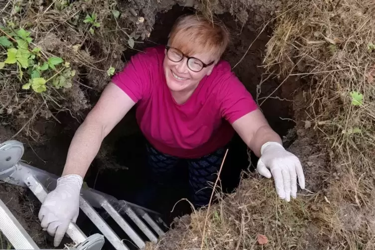 Im Garten der Familie Mohrbacher hat sich ein Loch aufgetan &ndash; so gro&szlig;, dass man sogar hineinklettern kann.