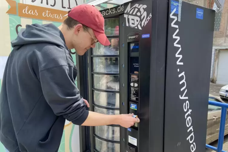 Im Auftrag der Leser unterwegs: Volont&auml;r Moritz Vogt am Mystery-Automaten im Sommer in Kusel.