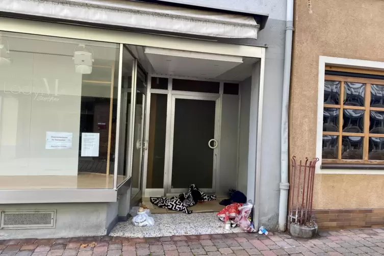 Viele Menschen machten sich gro&szlig;e Sorgen um einen Obdachlosen, der im November unter freiem Himmel schlief und verwirrt wirkte. 