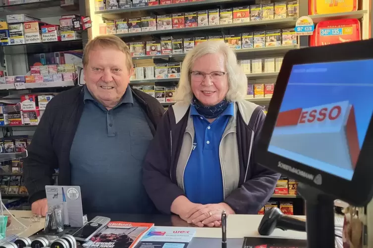 Nach 57 Jahren im Familienbesitz: Werner und Cornelia D&uuml;rr, die Betreib der Tankstelle Blanz, verabschiedeten sich in den Ruhest