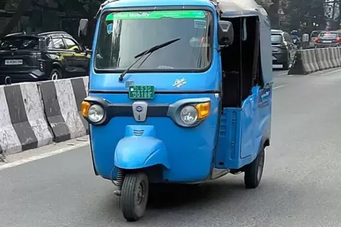 Eine Ape unterwegs in Neu-Delhi.