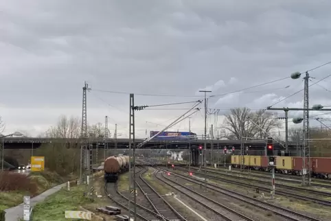 Die B9-Brücke über die Bahnanlagen in Wörth soll verstärkt werden.