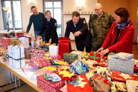 Die Freude bei der Geschenkübergabe war groß. 