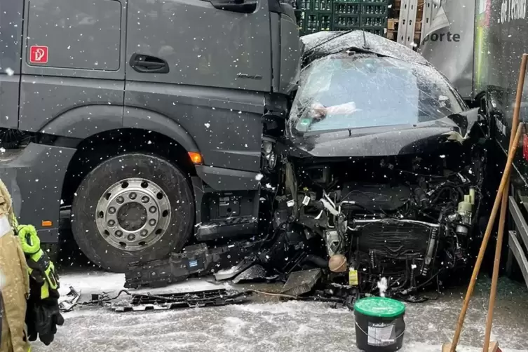 Stra&szlig;engl&auml;tte im Leiningerland: Massenkarambolage auf der A6 bei Hettenleidelheim. 