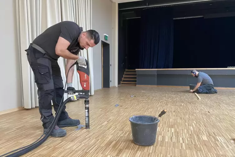Nach dem Wasserrohrbruch: Bohrungen f&uuml;r die Bodentrocknung im Gr&uuml;nstadter Weinstra&szlig;en-Center.