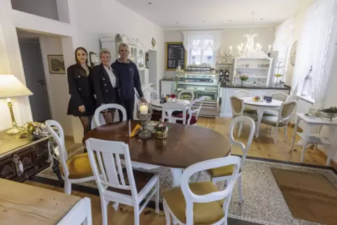 Ann-Kathrin Bayer, Simone Thielen-Müller und Thomas Müller (von links) präsentieren das Markt Café.