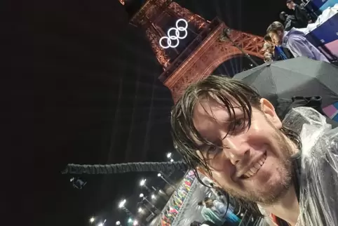 Pitschnass am Trocadéro vor dem Eiffelturm – und doch rundum happy: Reporter Sven Wenzel. 
