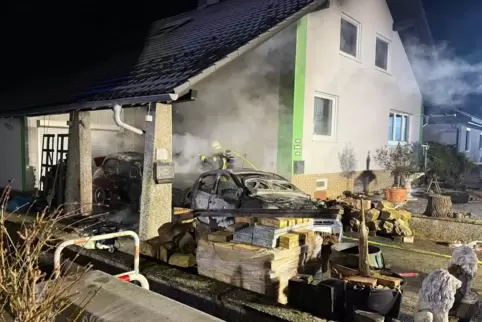 Das Feuer drohte auf das Gebäude überzugreifen. 