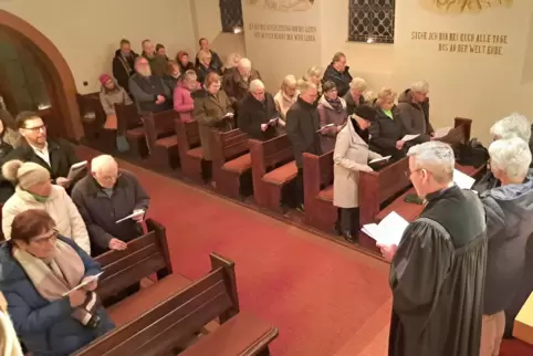 Blick auf die Hilster Gottesdienstgemeinde beim Abschiedsgottesdienst am Silvesterabend. 
