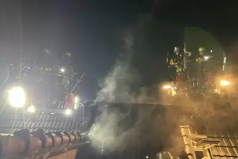 Der gemeldete Dachstuhlbrand entpuppte sich als Vollbrand einer holzverkleideten Dachterrasse.