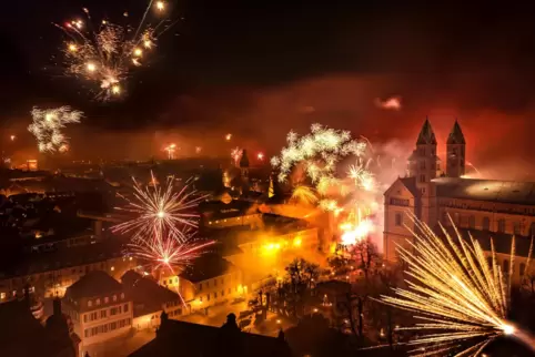 Farbenfroh und laut ging es in der Silvesternacht zu.