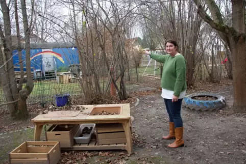 Kita „Kleine Wolke“: Leiterin Alexandra Schuler zeigt einen möglichen Standort für Container auf dem Gelände.