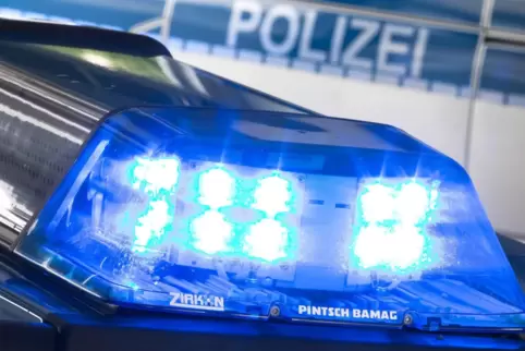 Das 40-jährige Opfer sei von dem unbekannten Täter ins Gesicht geschlagen und um 100 Euro beraubt worden, meldet die Polizei. 
