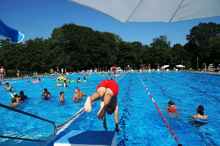 Im Sommer hat sich eine 14-Jährige im Zweibrücker Freibad mit einer 35-Jährigen geprügelt., nachdem sie Streit mit deren Tochter