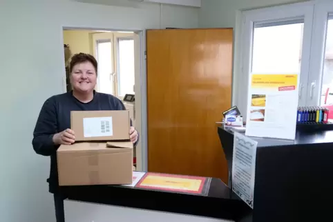 Marianne Leiner arbeitet im neuen DHL-Paketshop bei Container Ambos in der Alten Ixheimer Straße 71.
