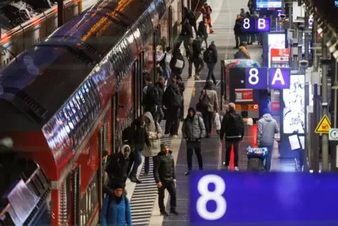 Jeden Tag sind Millionen Menschen und viele Tausend Unternehmen auf die Bahn angewiesen: hier der Hauptbahnhof Frankfurt. 