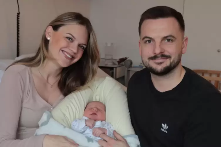 Auch David Romeo, hier mit den gl&uuml;cklichen Eltern Nicola und Alexander Rudi, erblickte am 1. Januar das Licht der Welt.