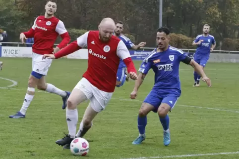 Sind beide noch gut im Rennen: die TSG Zellertal, hier Simon Kabs (links), und der TuS Göllheim, hier Joshua Lai Hipp.