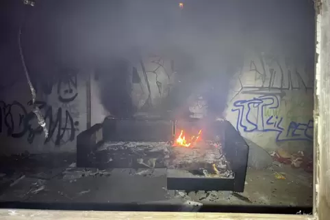 Das unbewohnte Haus steht neben den Bahngleisen.