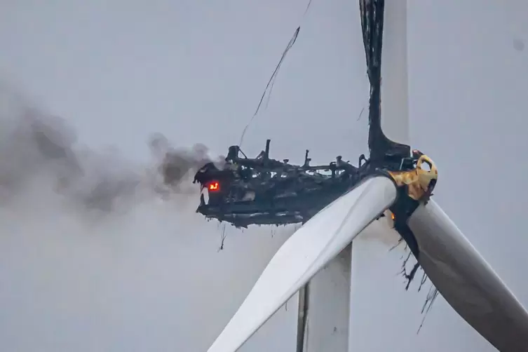 Die Feuerwehr konnte sich dem Brandherd in rund 140 Metern H&ouml;he nicht gefahrlos n&auml;hern. Deswegen wurde das Feuer sich selbst &uuml;be