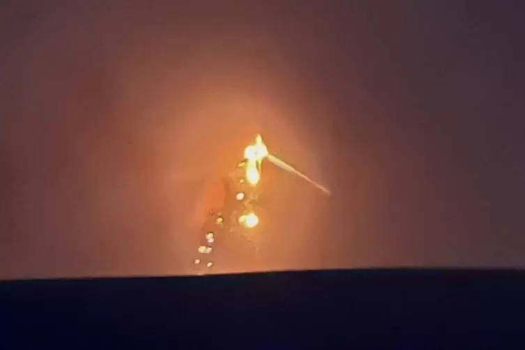 Die Flammen schlagen aus dem Windrad.