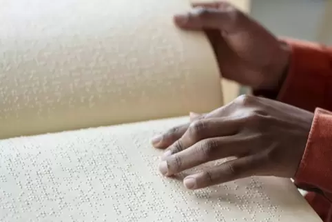  Der Franzose Louis Braille erblindete mit vier Jahren und erfand 1825 als 16-Jähriger eine Schrift, die aus sechs Punkten beste