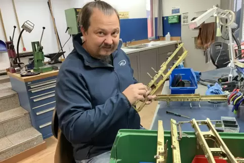 Geschick und Präzision gefragt: Dmytro Surovyi an seinem Arbeitsplatz.