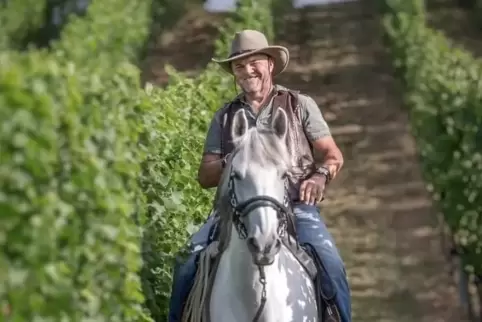 Frei nach John Wayne: Alois Metz reitet gern durch seine Weinberge. 