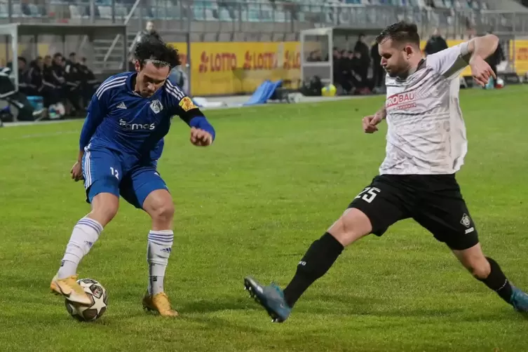 Wieder im Lauftraining: Verteidiger Lukas Hartlieb (rechts).