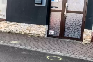 Am Tatort: vor dem Eisenberger Lokal, in dem am Donnerstagabend ein Täter zwei Männer mit einem Messer attackiert hat. 