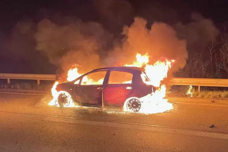 Kamen 2024 h&auml;ufiger vor: Fahrzeugbr&auml;nde, hier ein Fiat, der im Februar auf der A65 Feuer fing. 