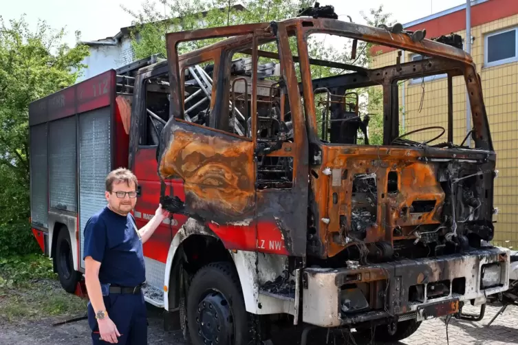 Bernd Kaiser vom Presseteam der Feuerwehr neben dem Tankl&ouml;schfahrzeug, von dem der Brand im Feuerwehrger&auml;tehaus in Hambach ausgi