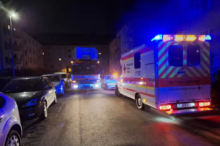 Immer wieder ein Problem: geparkte Fahrzeuge, die der Feuerwehr die Anfahrt erschweren. Hier bei einem Schwelbrand in einem Mehr
