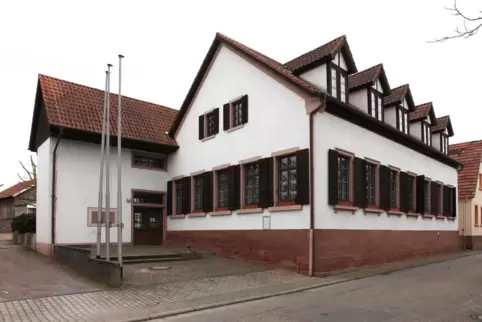 Das Bürgerhaus soll saniert werden, wünschen sich die Menschen in Minderslachen.