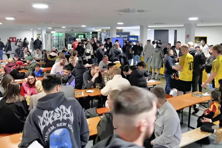 Großer Bahnhof im Foyer der Sporthalle am Kanal.