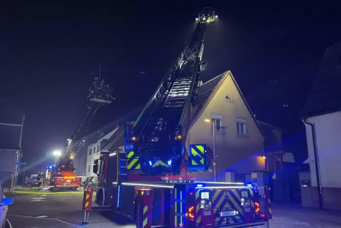 Großeinsatz am Neujahrsmorgen: Die Feuerwehr bekämpft den Brand einer Dachterrasse in der Heimstättenstraße mithilfe zweier Dreh