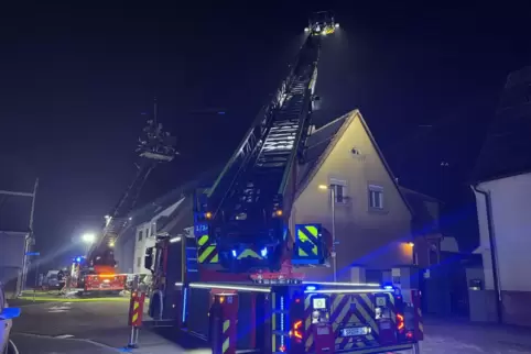 Großeinsatz am Neujahrsmorgen: Die Feuerwehr bekämpft den Brand einer Dachterrasse in der Heimstättenstraße mithilfe zweier Dreh