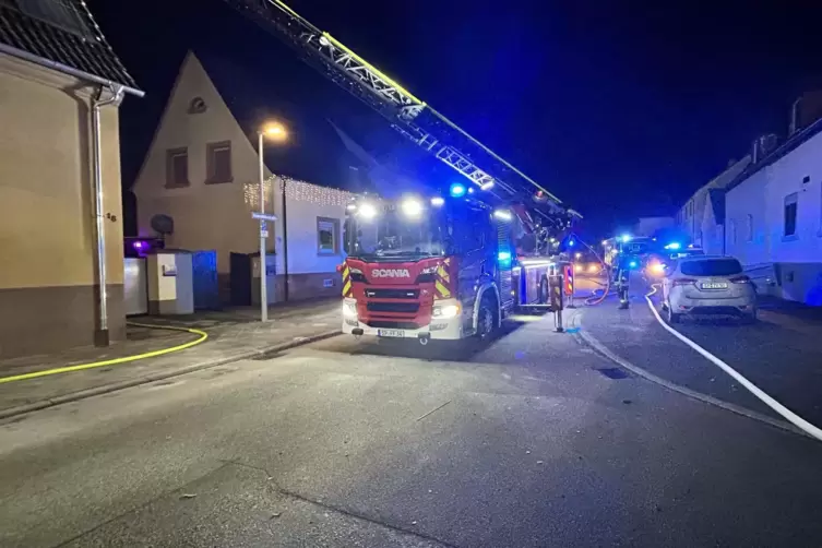 Blaulicht &uuml;berall: Die Einsatzkr&auml;fte waren mit 16 Fahrzeugen vor Ort im Neuland. Erst gegen Mittag des Neujahrstages r&uuml;ckten die