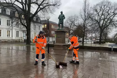 Walter Dahl (links) und Thomas Lang vom UBZ kehren Silvesterdreck auf dem Herzogplatz weg. Walter Dahl (links) und Thomas Lang vom UBZ kehren Silvesterdreck auf dem Herzogplatz weg.