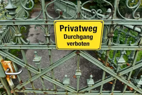 Eine Einfriedung kann unter anderem ein Zaun sein, der das Grundstück umgibt. 