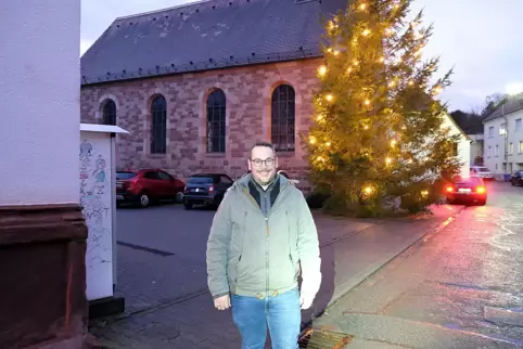Ortsvorsteher Aaron Holaus auf dem Dorfplatz in Mittelbach. Der Weihnachtsbaum ist für ihn einer der schönsten in der Umgebung.