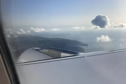 Plötzlich tauchen Maltas Felsküsten am Flugzeugfenster auf. 