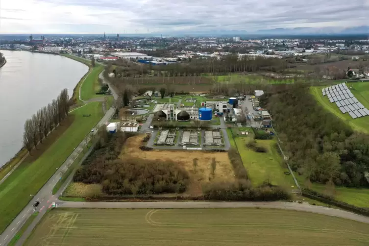 Blick auf die Speyerer Kl&auml;ranlage, links im Bild der Rhein. 